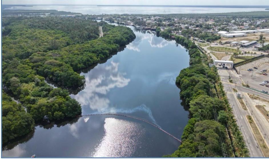 Destituyen a tres funcionarios de PEMEX por derrame en Golfo de México