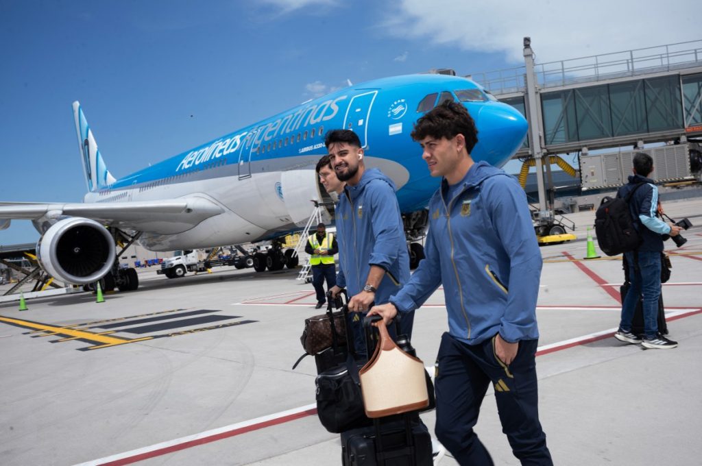 Integrantes de la selección argentina llegan a Kansas City previo al Mundial. Foto: Doug Barrett/AFP.