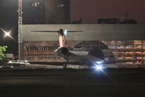 Avión que presuntamente transportó a Flávio Bolsonaro en su huída de Brasil.